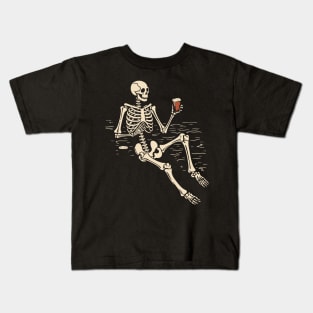 Skeleton drinking beer Kids T-Shirt